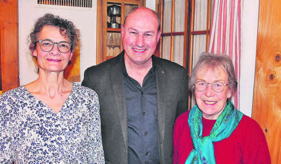 Ehrungen anlässlich der Generalversammlung: Präsident Thomas Wyss dankt den Vereinsmitgliedern Claudia Estermann und Maria Habermacher für ihre langjährigen Verdienste. (Bild: zVg.)