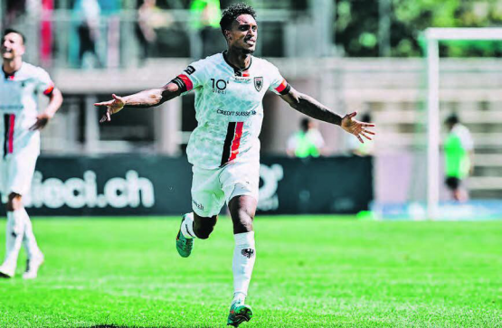 Erstes Saisontor für Noël Wetz. Sein Befreiungsschlag entpuppte sich als Torschuss aus 70 Metern und führte zum 2:1-Führungstreffer für die Aarauer. (Bild: Sarah Rölli)