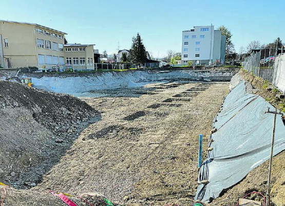 Zivital-Überbauung mitten im Dorfzentrum von Menziken: 25 Wohnungen auf fünf Stockwerken entstehen hier. (Bild: zVg.)
