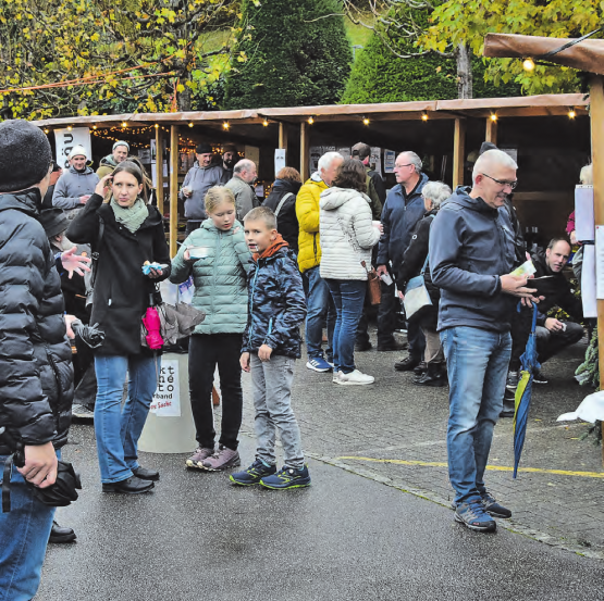Nicht nur Essen, Trinken und Kaufen: Der Lichterzaubermärit in Leerau dient auch der Begegnung, dem Gedankenaustausch und der Geselligkeit. (Bilder: Frieda Steffen)