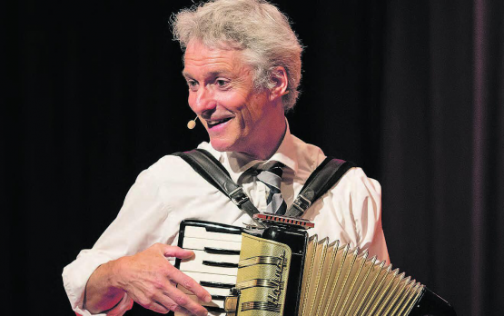 Gerhard Tschan präsentierte im Kulturzentrum Forum in Seon Wort- und Tonspiele vom Feinsten. (Bild: Josef Stocker)
