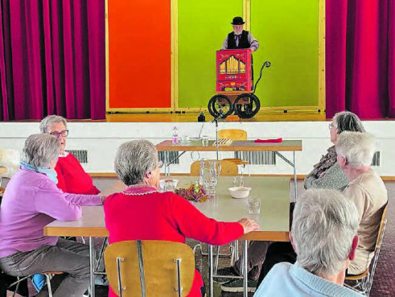 So kann ein altes Spiel immer wieder Freude bereiten: Lotto im Kirchgemeindehaus Menziken, mit Drehorgelmann Peter Gasser und spielfreudigen Senioren. (Bild: bvn.)