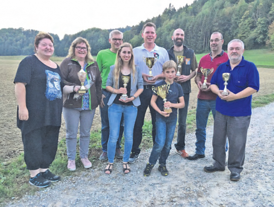 Fröhliches Absenden: Die Gruppensieger mit ihren Wanderpreisen. (Bild: zVg.)