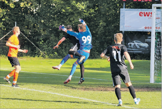 Viele packende Zweikämpfe. Im Bild ein Duell zwischen Küttigens Torhüter Schlatter und Menzo-Doppeltorschütze Valter Bekaj. (Bild: Hans Heinrich Eichenberger)