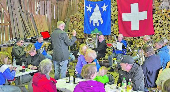 «Comeback» im Waldwerkhof: Die Musikgesellschaft Zetzwil bei ihrem Ständchen nahe des Publikums. (Bilder: wr.)