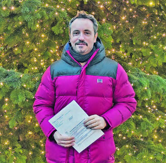 Ob er mit dem Ruftaxi in die Niklaus-Thut-Stadt kam? Gemeinderat Manfred Müller mit einer Tschannen-Abrechnung vor dem Weihnachtsbaum in Zofingen. (Bild: aw.)