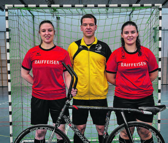 Das Schöftler Frauen Radballteam mit (v.l.) Melissa Chételat, Michael Baumann (Coach) und Valerie Suter. (Bild: zVg.)