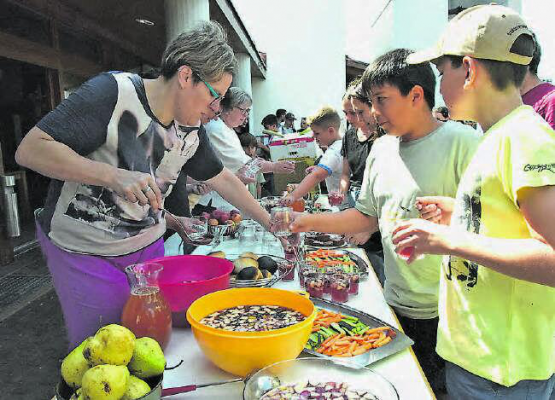 Dank Lebensmittel-, Gemüse- und Obstspenden: Sogar zum Abschluss wurde ein leckeres Buffet angeboten.