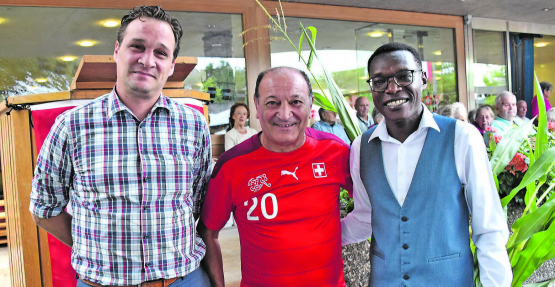 Freuen sich über einen gelungenen Anlass: Gemeindeammann Andreas Fetscher, Festredner und AFV-Präsident Luigi Ponte sowie Grossrat Ignatius Ounde, Mitglied der Kulturkommission Gränichen. (Bild: ran.)