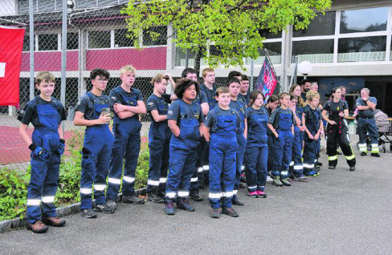 Sie verfolgten das Geschehen auf dem grossen Parkplatz: Die Jugendfeuerwehr Oberwynental war bei der Jugendfeuerwehr Rued zu Besuch.