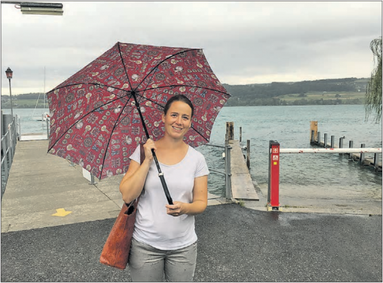 Unter dem Regenschirm statt im Ruderboot: Die Seetalerin Anna Hitz liest Kindheitsgedichte rund um Wasser, Sand und Wellen aus ihrer Zweitheimat Schweden. (Bild: zVg.)