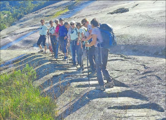 Die Turnerinnen des FTV Leutwil, wanderten über Stock und Stein. (Bild: zVg.)