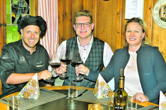 Anstossen auf eine neue Zukunft im Rickenbacher Löwen: (v.l.): Philipp Habermacher, Léon Caminada und Julia Habermacher. (Bild: mars.)