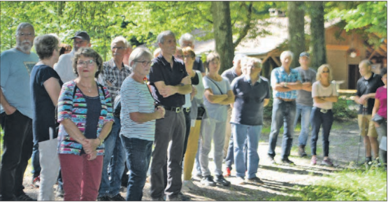 Interessierte Zuhörerschaft: Das Thema Wald geht uns alle etwas an und entsprechend war die Beteiligung am Waldumgang gross. (Bilder: hh.)