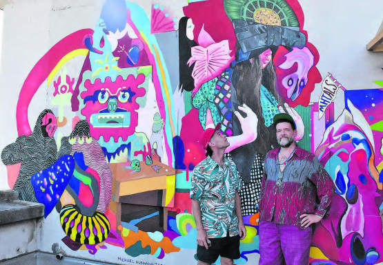 Auf der Dachterrasse haben Alain Lain Schibli aus Aarau und Michael Husmann Tschaeni dieses grossartige Kunstwerk geschaffen. (Bilder: hg.)