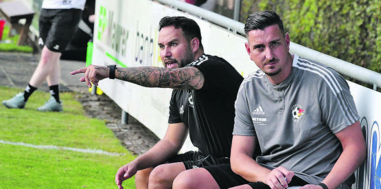 Auftakt nach Mass: SC Schöftland Trainer Leo Romero (l.) mit Assistenztrainer Emir Sinanovic starten nach dem Sieg im Cup auch im ersten Meisterschaftsspiel. (Bild: Otto Lüscher)