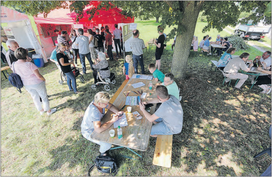 Gesprächsstoff unter einer Linde am Mattenweg: Die Initianten wollen keine Überbauung und fordern eine baldige Abstimmung zur Landschaftsschutzzone Hegmatte. (Bild: Remo Conoci)