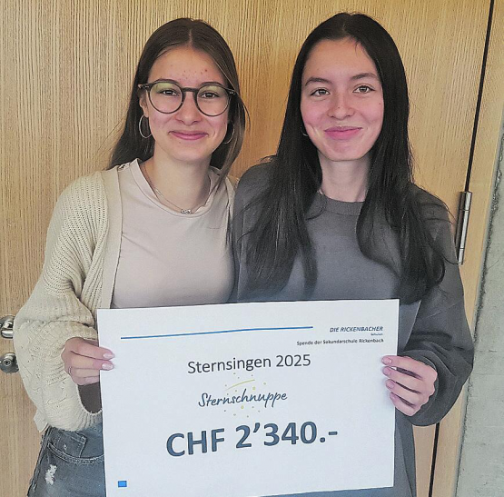 Die Schülerratspräsidentinnen der Sekundarschule Rickenbach präsentieren stolz das Spendenergebnis. (Bild: zVg.)