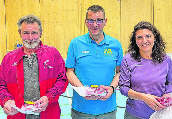 Die Vertreter der besten Teams: (von links) Jost Ruckstuhl (Schlossrued/2.), Christian Näf (Gontenschwil/1.) und Giovanna Ritzmann (Teufenthal/3.) (Bild: wr)