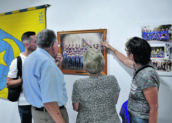 Ganz viele «Weisch no»-Momente gab es an der Ausstellung zur Buchvernissage «150 Jahre Turnverein Teufenthal» zu geniessen. (Bilder: hg.)