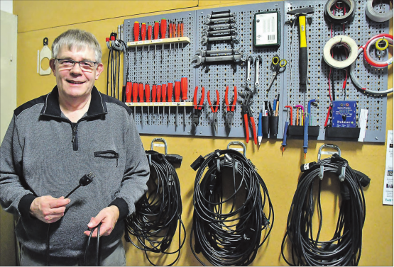 Herr der Bühnentechnik im Reinacher TaB: Werkzeug und meterweise Kabel – in seinem «kleinen Reich»sammelt Benno Vogler alles, was er für gute Bühnentechnik braucht.