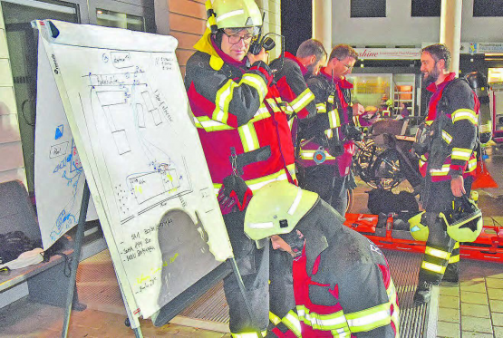 Gelungene Schlussübung der Regiowehr Suhrental: Beim Kommandoposten vor dem Eingang zum Gemeindehaus liefen die Fäden zusammen. (Bild: aw.)