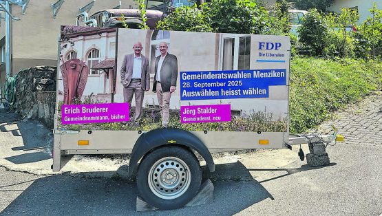Plakat des Anstosses: öffentlich einsehbar, aber auf Privatgrund – das Plakat der FDP sorgt schon vor dem Start des offiziellen Wahlkampfs für Gesprächsstoff. (Bild: dr.)