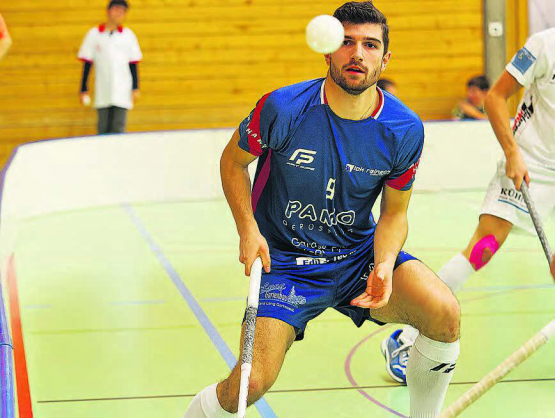 Den Ball im Fokus: Adrian Keusch traf in beiden Wochenend-Spielen ins Tor − im Tessin steuerte er zudem zwei Assists bei. (Bild: Roland Jaus)