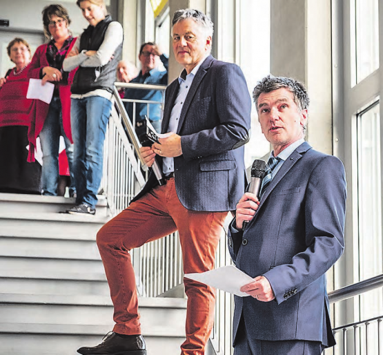 Vernissage im Foyer und Treppenaufgang mit Werner Sprenger, Direktor Schürmatt (hinten) und Vernissageredner Severin Lüscher,Arzt und Grossrat aus Schöftland. (Bilder: psi.)