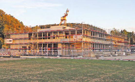 Das Gebäude steht, doch es gibt noch viel zu tun: Das multifunktionale Schulhausgebäude mit Doppelturnhalle soll den Bedürfnissen Muhens für die nächsten zehn bis zwanzig Jahre genügen. (Bilder: Remo Conoci)