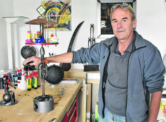 Reto Baumann in seinem Atelier mit dem Entenkarussell, welches unverkäuflich ist, hat er es doch für die Enkelin gemacht. (Bilder: hg.)