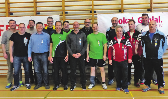 Siegerehrung bei den Senioren 1B: Dank der lautstarken Unterstützung gelang dem Team des Satus Gränichen II der Titelgewinn in den eigenen Hallen. (Bild: zVg.)