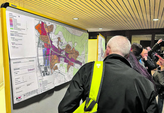 Schwere Kost: Die verschiedenen Karten, welche die Gesamtrevision Nutzungsplanung darstellen und am Infoabend ausgehängt wurden, bedürfen einer genaueren Betrachtung. (Bild: rc.)