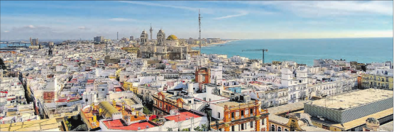 Die Hafenstadt Cádiz im Süden von Spanien: Charakteristische Silhouette mit der Kathedrale und 126 Türmchen, auf welchen die Handelsleute einst nach ankommenden Schiffen Ausschau hielten.