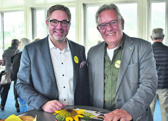 Peter Fischer und Felix Matthias ermöglichten im 9. Stockwerk des Aluhochhauses interessante Einblicke in die Industriearbeit im Oberwynental damals und heute. (Bild: hg.)
