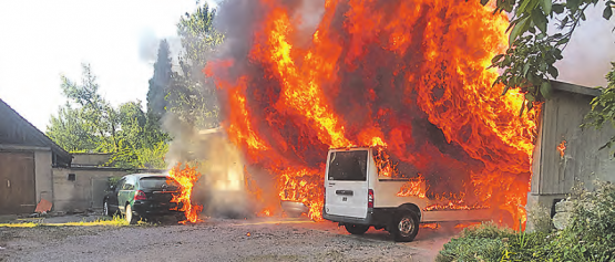 Ein Raub der Flammen: Unterstand und sämtliche darunter abgestellten Fahrzeuge wurden zerstört. (Bild: Luzerner Polizei)