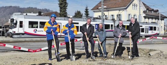 Fahrplansicherheit für Bus und Bahn: Der Öffentliche Verkehr wurde massgebend in die Planung mit einbezogen. Beim Spatenstich (v.li.) Alex Joss, Peter Keller, Severin Rangosch (AVA), Peter Weber, Urs Lehner und Stephan Attiger.