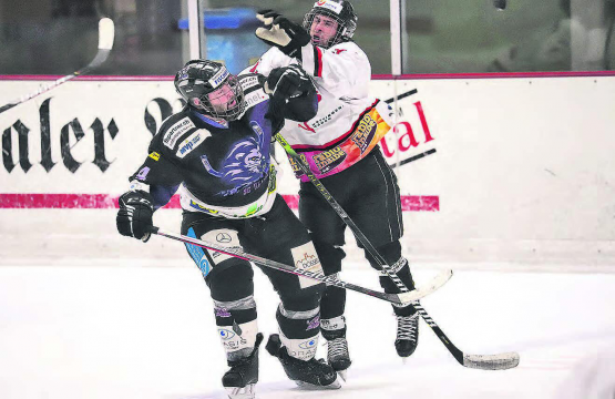 Handball statt Eishockey: Reinachs Rico Troxler im Luftkampf mit einem Argovia Spieler − wo der Puck ist, weiss niemand. (Bild: rc.)