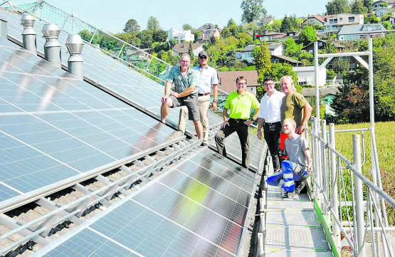 Mit Stolz präsentiert: Sie freuen sich am zukunftsgerichteten Objekt, v.l. Uwe Essinger, Peter Stadler, Urs Lüscher,Tolga Abay, Werner Meyer (Chef Werkhof) und David Campigotto. (Bilder: st.)