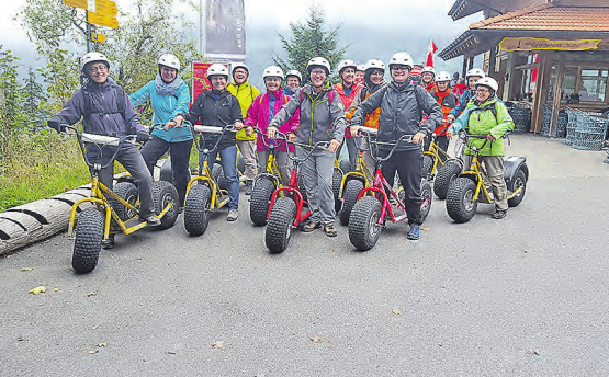Rasante Fahrt mit den Monster Trottis der Zetzwiler Turnerinnen, vom Gasthaus Zwirgi nach Meiringen. (Bild: zVg.)