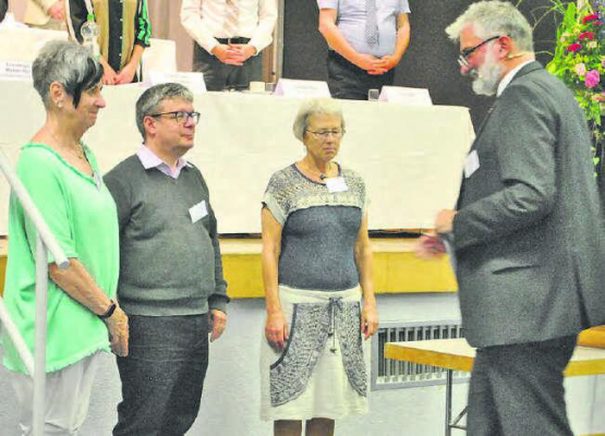 Erfreuliche Aktion: Der Präsident der Synode, Lutz Fischer-Lamprecht, konnte drei neue Synodale vereidigen. (Bild: Therese Joho)