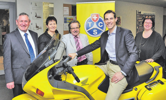 Startklar für neue Aufgaben: Die TCS-Untersektion Kulm mit Nationalrat und Kantonalpräsident Thierry Burkart am Lenker, flankiert von Hans Nöthiger, Präsident der Untersektion Kulm, Aktuarin Sonja Berner, Veranstaltungsobmann Köbi Holliger und Kassierin Karin Dätwyler. (Bilder: msu.)