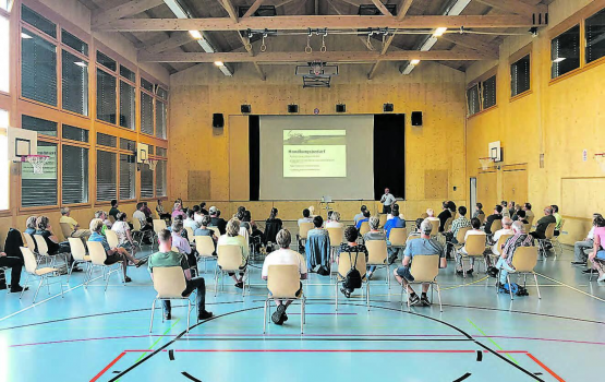 Auf Distanz und doch vereint zeigte sich die Lüpuer Dorfbevölkerung: Der Informationsanlass der Gemeinderäte über die «Baustellen» im Dorf kam bei den rund 80 Teilnehmenden gut an. (Bild: rc.)