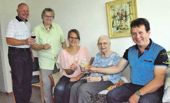 Die Geburtstagsfeier wurde zum fröhlichen Anlass: Die Kinder Fritz Morgenthaler und Hanna Hauri, Frau Gemeindeammann Katrin Burgherr, die Jubilarin Frieda Morgenthaler und Gemeinderat Markus Baumann (v.l.). (Bilder: st.)