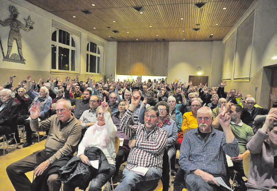 Gefüllt bis auf den letzten Platz: 250 Menzikerinnen und Menziker kamen an die Gemeindeversammlung. (Bild: Melanie Köchli)