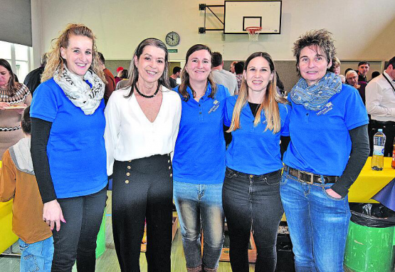 Christine Hächler (in Weiss) bereitete bereits zum zehnten Mal den reichhaltigen Apéro zu, während die Landfrauen Teufenthal für den Service verantwortlich waren. (Bilder: ran.)