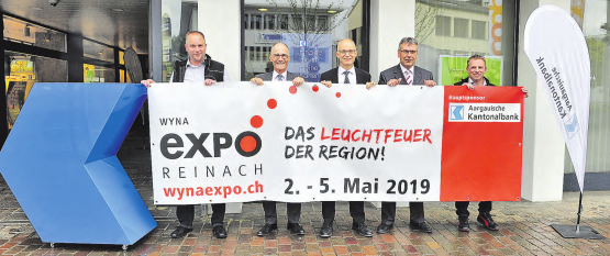 Grosse Ereignisse werfen ihren Schatten voraus! Die Expo-Macher und die Vertreter der neuen Hauptsponsorin, der Aargauischen Kantonalbank (von links) Christian Schweizer, René Chopard, Mitglied der Geschäftsleitung, Urs Eichenberger, Niederlassungsleiter Reinach,Dieter Bruttel, Regionaldirektor Aarau und Matthias Haller. (Bild: msu.)