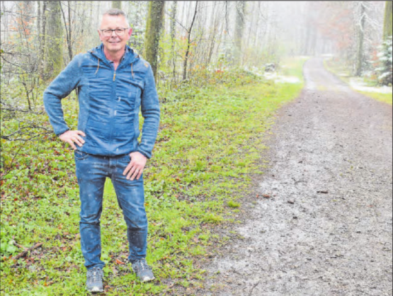 Marcel Hablützel, Revierförster und Betriebsleiter der Forstbetriebsgemeinschaft Region Seon konnte auf sein 30-Jahr-Dienstjubiläum anstossen. (Bild: hg.)