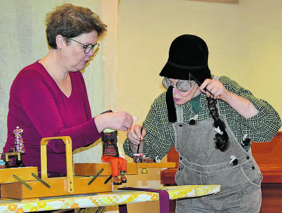 Das Theater Chlämmerlisack in Aktion: Käthy Schmid und Cornelia Fluri unterhielten die Gäste mit der Geschichte vom tapferen Schneiderlein. (Bilder: st.)