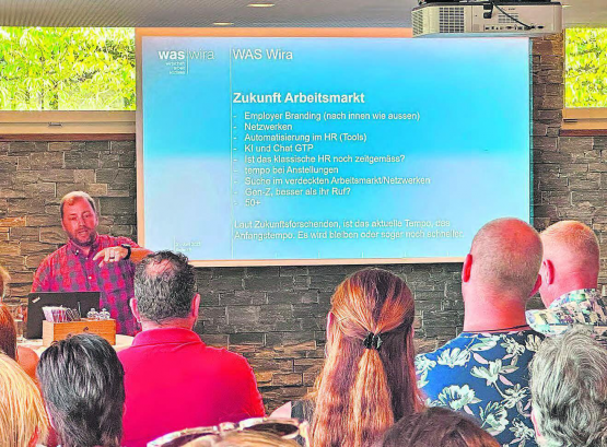 Ives Knupp vom «WAS Wira» erläutert anlässlich des Gewerbeapéros die Herausforderungen bei der Rekrutierung von Mitarbeitenden. (Bilder: zVg.)